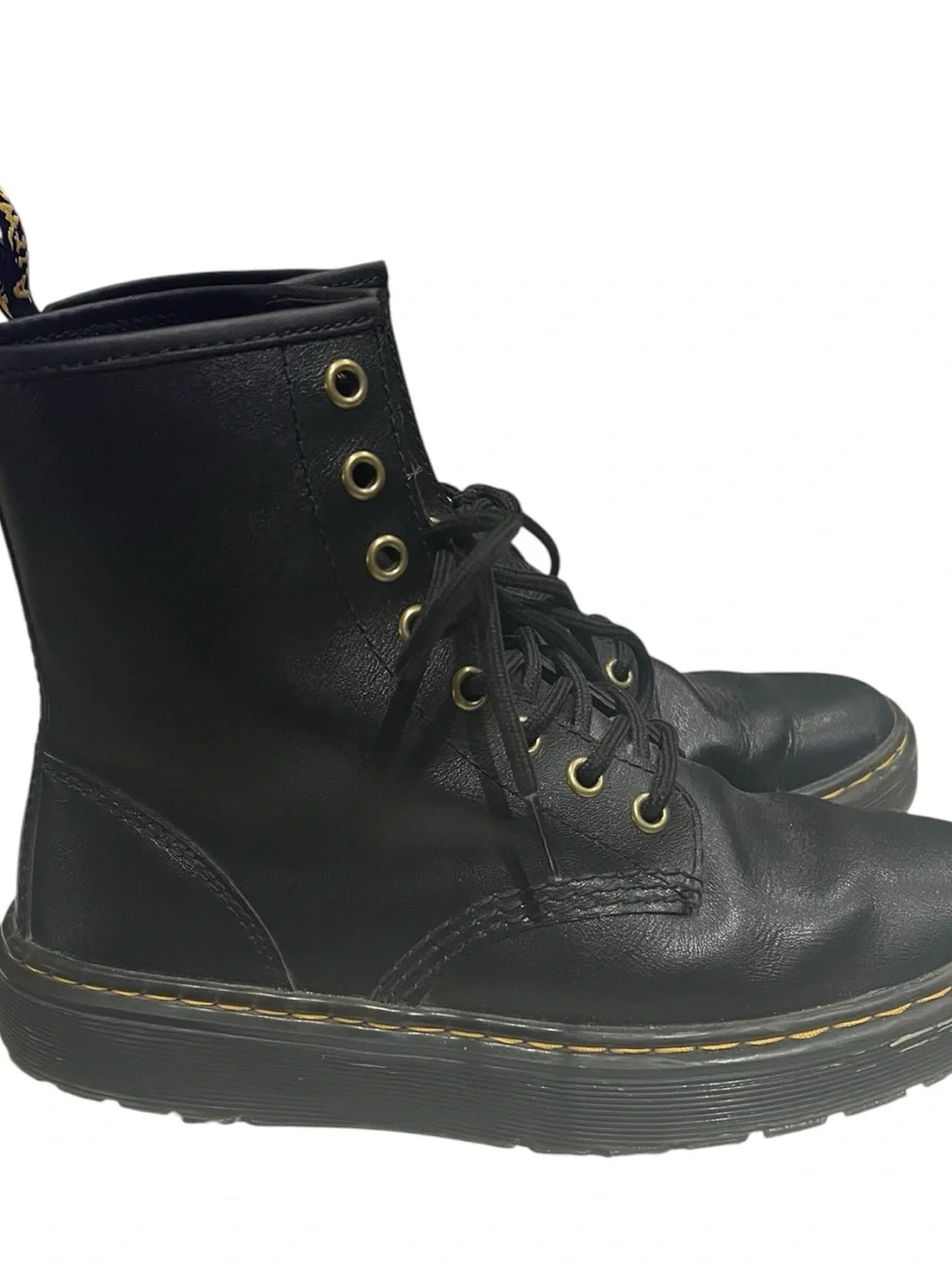Dr. Martens Zavala boots in black leather, featuring a classic lace-up 6M 7W